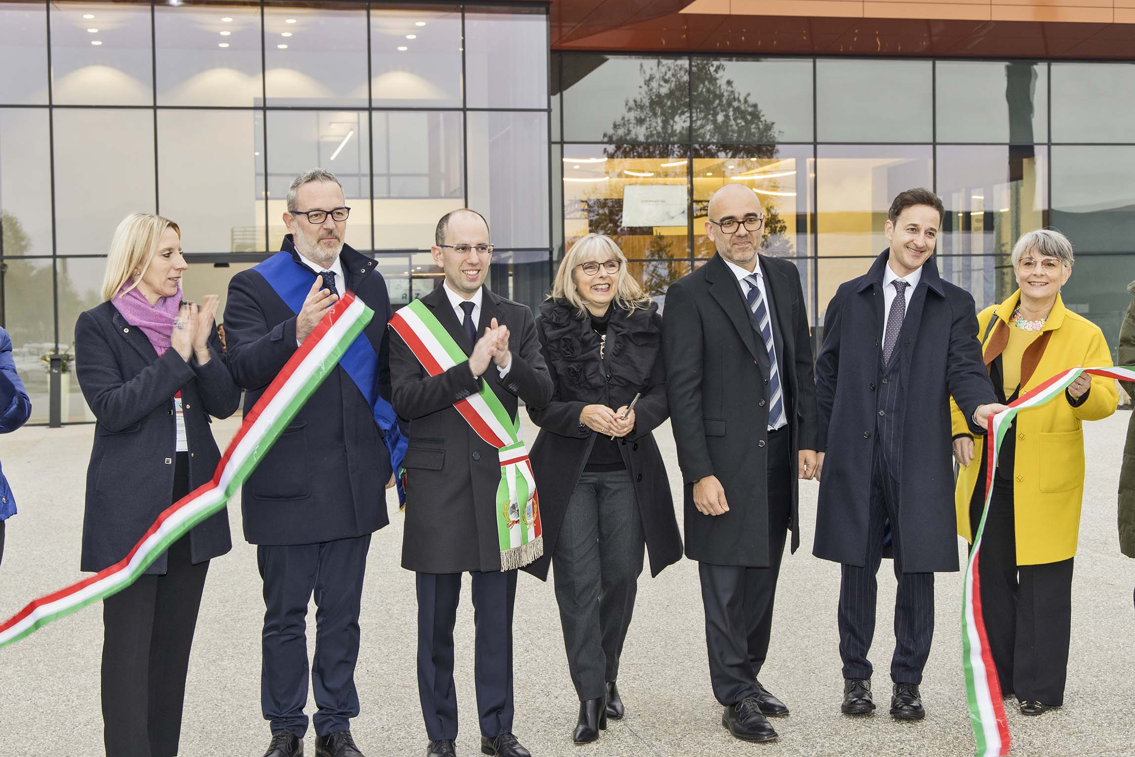 Foto taglio del nastro.jpg Foto taglio del nastro.jpg